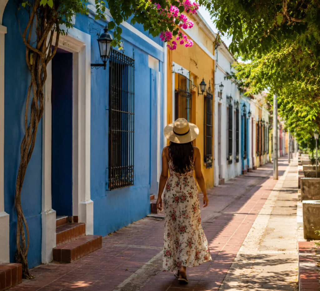 Mujer alejandose camina Mujer alejandose camina
